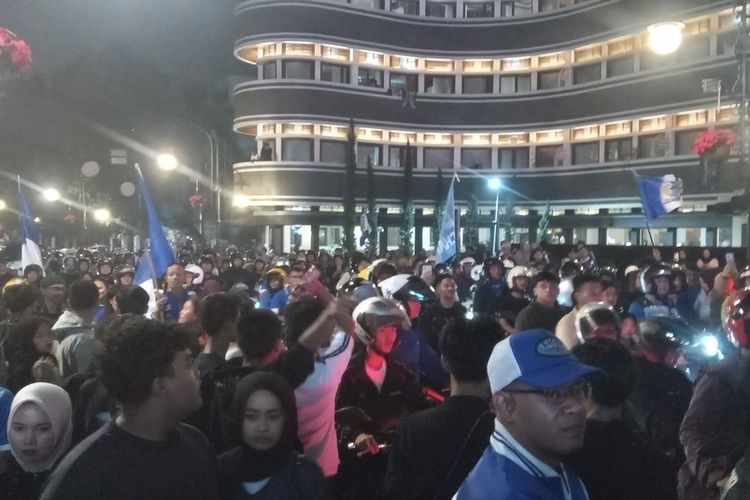 Persib Hattrick Juara, Bobotoh Tumpah Ruah di Jalan Asia-Afrika