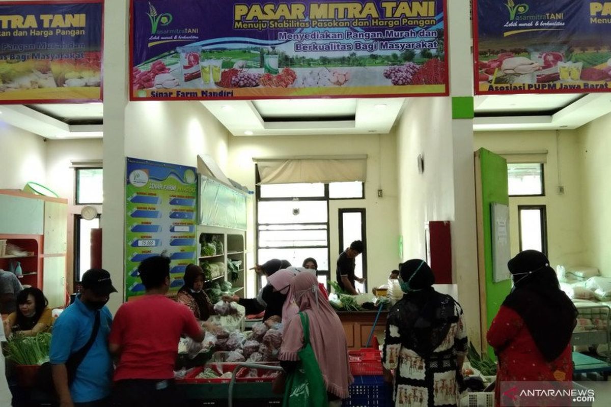 Pengunjung berbelanja di salah satu lapak di Pasar Mitra Tani (PMT) Pasar Minggu, Jakarta Selatan, Kamis (22/4/2021). 