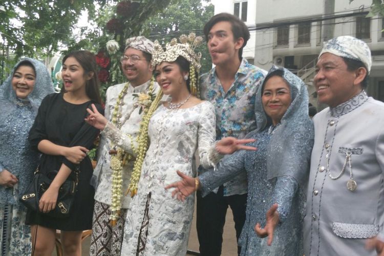 Vanesha Prescilla dan Adipati Dolken jadi Wedding Crasher di pernikahan Almira-Rangga di Masjid Cut Meutia, Jakarta Pusat, Sabtu (17/3/2018).