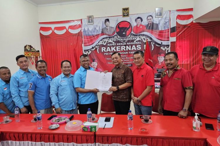 Penyerahan rekomendasi dukungan dari Partai Gelora kepada bakal pasangan calon bupati dan wakil bupati di Pilkada Buleleng, Bali yang diusung PDI-Perjuangan, Nyoman Sutjidra-Gede Supriatna, Rabu (28/8/2024).