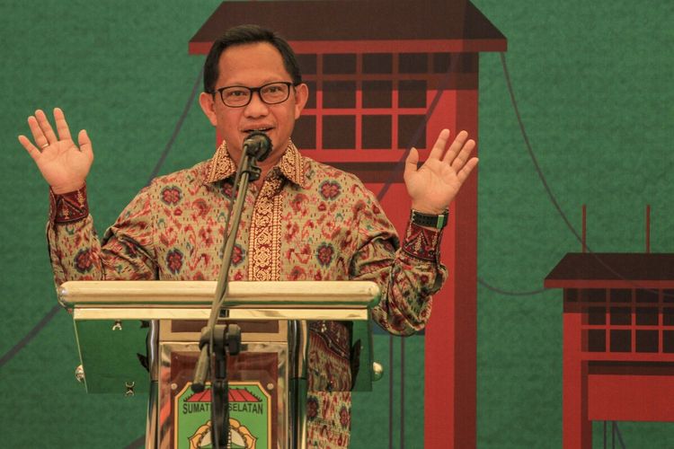 Menteri Dalam Negeri (Mendagri) Tito Karnavian saat menghadiri vaksinasi massal di Dining Hall komplek Jakabaring Sport City (JSC) Palembang, Rabu (31/3/2021).
