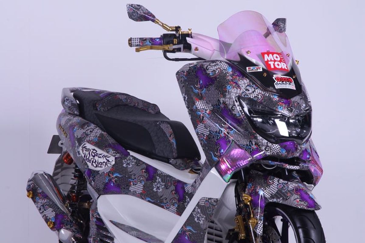 Yamaha NMax batik karya Fajri Uda Black bersama ponakannya, Hendry. Skutik bongsor ini menjadi jawara pada suatu kontes modifikasi di Jakarta pada akhir 2016. (Foto: dokumentasi pribadi).