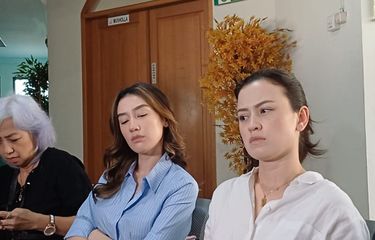 Irvina Zainal, Natasha Ryder dan Kimberly Ryder saat ditemui di Pengadilan Agama (PA) Jakarta Pusat, Rabu (16/10/2024)
