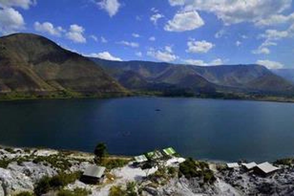 Pemandangan menawan Danau Toba, Sumatera Utara dilihat dari sisi Pulau Samosir, Jumat (22/7/2011). Danau Toba dikeliling tebing terjal dengan ketinggian rata rata 1.200 meter serta luas 1.780 km2 dengan titik terdalam mencapai 500 meter.