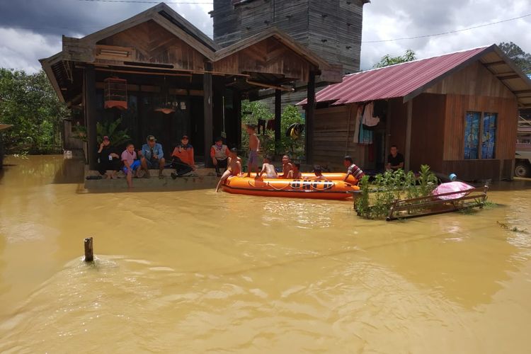 Personil BPBD Tanah Bumbu bersiaga dilokasi banjir untuk mengantisipasi jika ada warga yang ingin mengungsi akibat banjir, Jumat (7/1/2020).