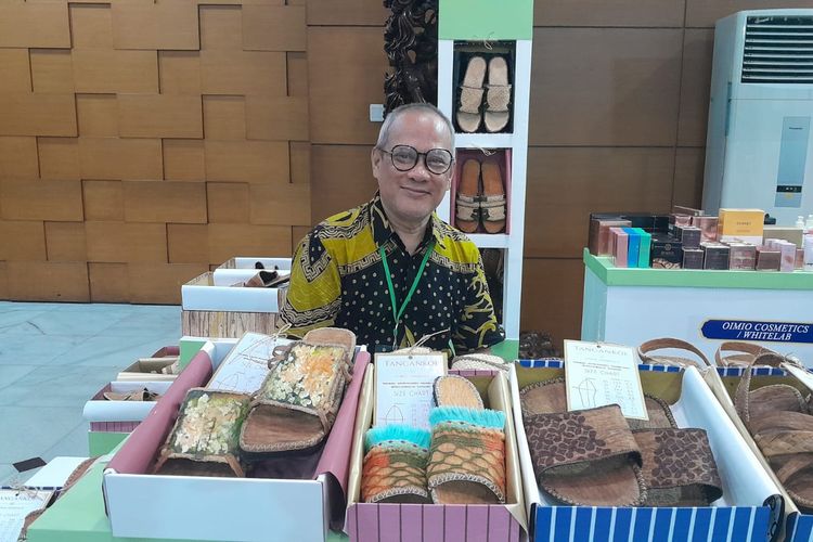 Cocos Trisada, Owner Tangankoe, UMKM Alas Kaki dengan Produknya di Pameran Kemenkop UKM