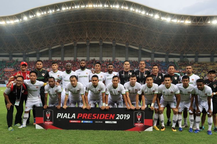 Para pemain Kalteng Putra sebelum menghadapi Persija Jakarta  pada babak perempat final Piala Presiden 2019, di Stadion Patriot Chandrabhaga, Bekasi, Kamis (28/3/2019).