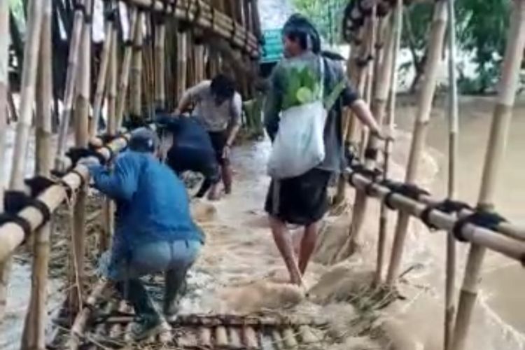 Banjir terjadi di pos perbatasan Kawasan Adat Baduy di Desa Kanekes, Kecamatan Leuwidamar, Kabupaten Lebak, Banten, Kamis (17/2/2022).