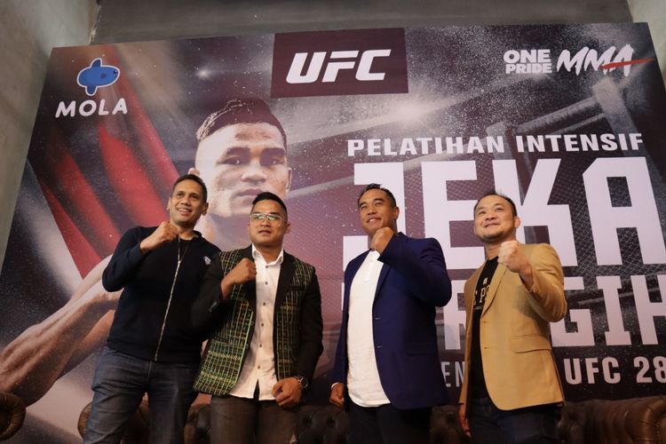 (Ki-Ka): Mirwan Suwarso (perwakilan MOLA), Jeka Saragih (petarung MMA Indonesia), Ardi Bakrie (Ketum KOBI), dan Fransino Tirta (CEO One Pride MMA), dalam konferensi pers di Jakarta pada Jumat (19/8/2022).