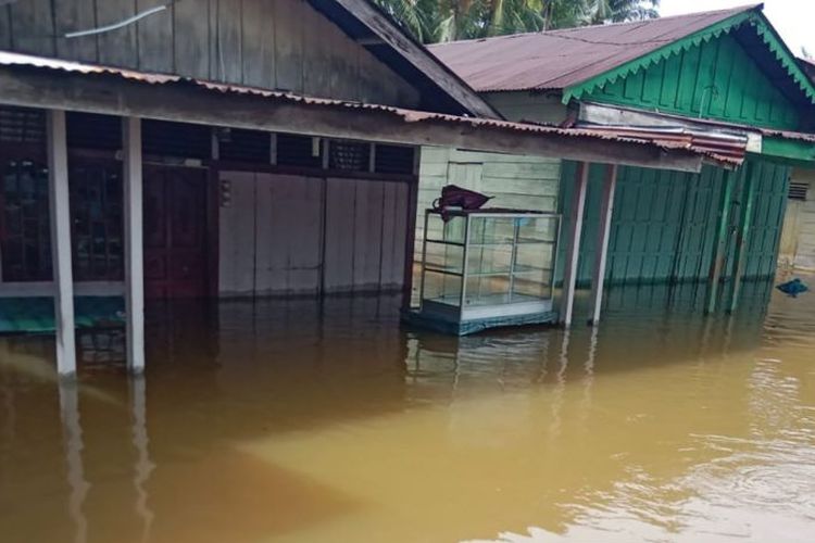 Banjir yang merendam rumah penduduk di Kecamatan Singkil, Kabupaten Aceh Singkil, Senin (16/10/2023). Delapan desa terendam banjir akibat hujan deras.