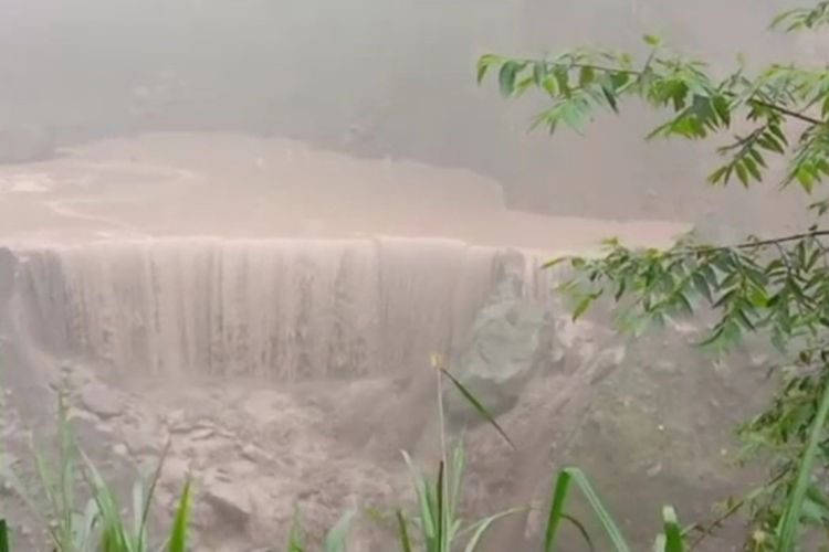 Tangkapan layar jalan pertolongan yang melewati Kali Gendol untuk menuju Kali Bebeng putus akibat aliran lahar hujan. (Foto tangkapan layar dari video di media sosial)