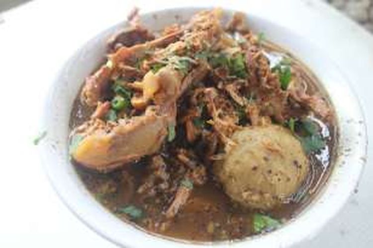 Bakso dengan kuah keruh dan tambahan ayam, merupakan ciri khas dari Bakso Bewok yang berlokasi di Jalan Ridwan Rais Kavling Beji Timur, Selasa (16/2/2016).