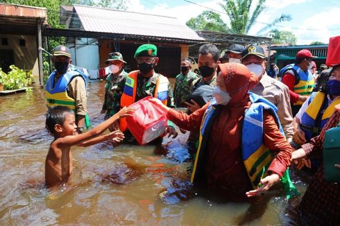 Tinjau Banjir Kalbar, Mensos Risma Minta Warga Tepian Sungai Kapuas Siaga 