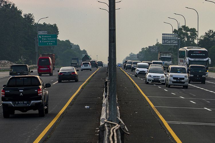 Sejumlah kendaraan melaju di  tol Jakarta - Cikampek menuju Gerbang Tol Cikampek Utama di Karawang, Jawa Barat, Kamis (23/4/2020). Direktorat Lalu Lintas Polda Metro Jaya mencatat kenaikan volume arus kendaraan keluar dari Jakarta melalui Pintu Tol Cikampek Utama sebanyak 7.044 kendaraan atau 27 persen jelang pemberlakuan kebijakan larangan mudik mulai Jumat 24 April pukul 00.01 WIB.