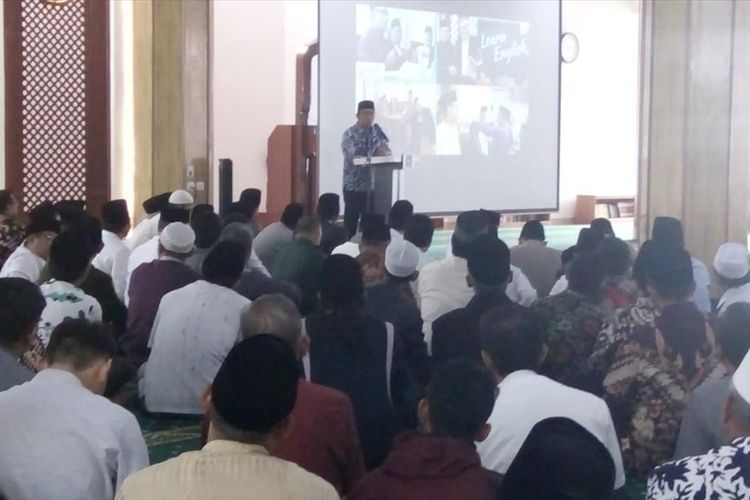Gubernur Jawa Barat Ridwan Kamil, memberikan sambutan saat peresmian masjid besar kampus Universitas Siliwangi Tasikmalaya, Jumat (12/7/2019). 