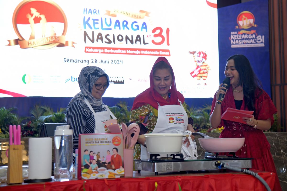 Wali Kota Semarang, Hevearita Gunaryanti Rahayu bersama Penasehat DWP BKKBN Dr Reni Hasto Wardoyo melakukan demo masak menu stunting dari buku resep Megawati Soekarnoputri di Balai Diponegoro Semarang, Jumat (28/6/2024). 