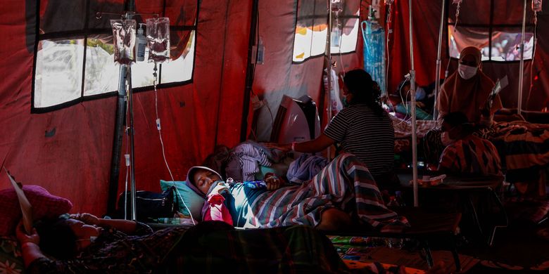 Pasien menempati tenda darurat di depan instalasi gawat darurat (IGD) Rumah Sakit Umum Daerah (RSUD) Chasbullah Abdulmadjid, Kota Bekasi, Jawa Barat, Jumat (25/6/2021). Tenda darurat berfungsi sebagai ruang triase untuk mengetahui pasien terindikasi Covid-19 atau tidak. Saat ini ada 368 pasien Covid-19 yang dirawat di RSUD Kota Bekasi ini.