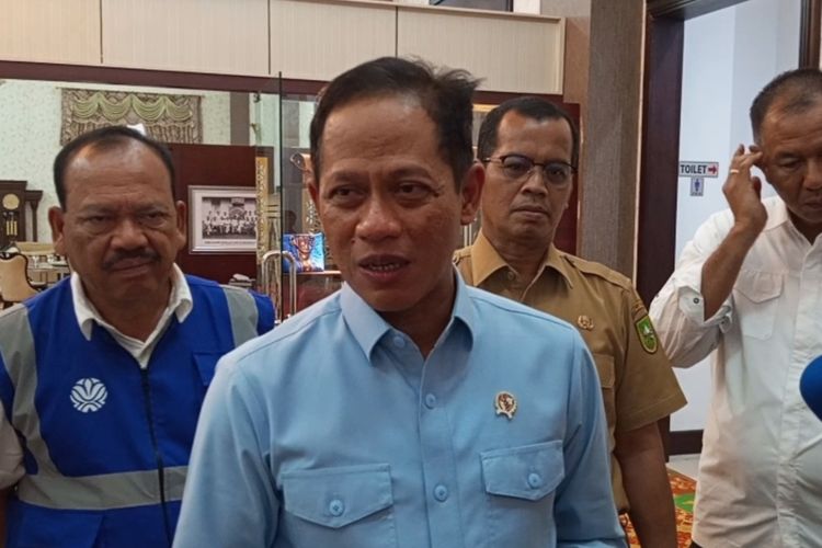 Menteri Lingkungan Hidup, Hanif Faisol Nurofiq saat diwawancarai Kompas.com terkait kabut asap, di VIP Lancang Kuning Bandara Pekanbaru, Selasa (22/7/2025).