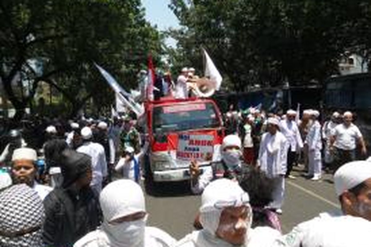 Massa Front Pembela Islam (FPI) berunjuk rasa di Jalan Kebon Sirih, Jakarta Pusat, Rabu (24/9/2014).