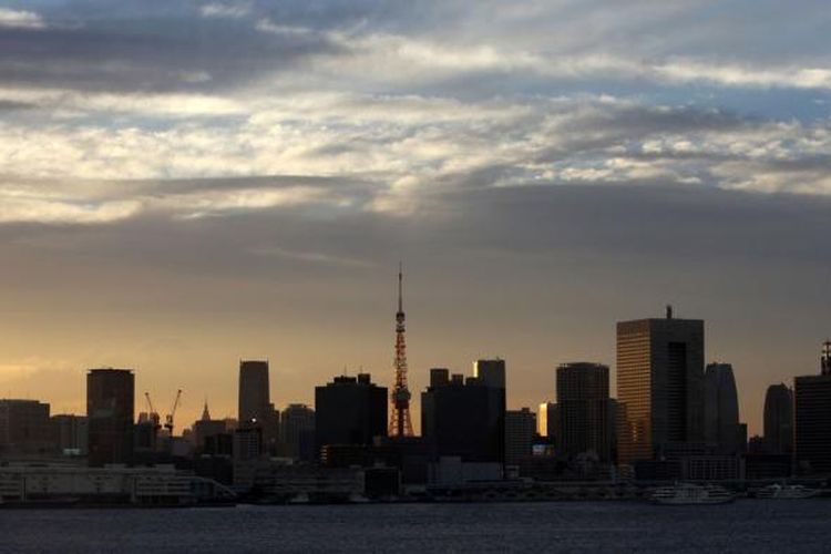  
The Tokyo Tower, pusat, berdiri di belakang bangunan sebuah senja di Tokyo. Harga rata-rata lahan di Tokyo, Osaka dan Nagoya naik 0,8 persen pada tanggal 1 Juli, dari 0,1 persen dari kenaikan tahun sebelumnya, Kementerian Pertanahan, Infrastruktur, Transportasi dan Pariwisata mengatakan dalam sebuah laporan yang dirilis hari ini. Tutup