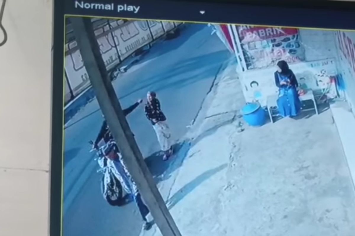 Rekaman CCTV menunjukkan seorang nenek di Kota Malang, Jawa Timur mengalami penjambretan kalung emas di Jalan Raya Wonorejo, Kelurahan Arjowinangun, Kecamatan Kedungkandang pada Sabtu (13/8/2022) sekitar pukul 08.00 WIB.