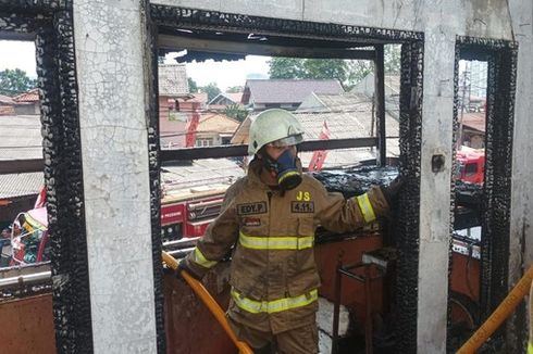 Rumah Dua Lantai di Kebayoran Lama Terbakar, Pemilik Sedang Memasak lalu Terjadi Korsleting