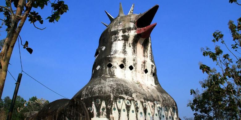 Bagian depan dari bangunan Gereja Ayam di Bukit Menoreh, Magelang, Jawa Tengah yang berbentuk mirip kepala ayam atau kepala burung merpati.