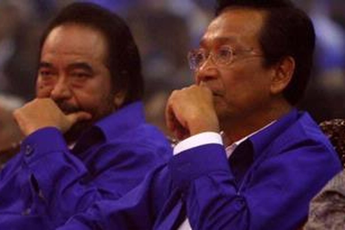 Insiator Nasional Demokrat, Surya Paloh (kiri) dan Sri Sultan Hamengku Buwono X saat deklarasi organisasi massa tersebut di Istora Senayan Jakarta, Senin (1/2/2010).