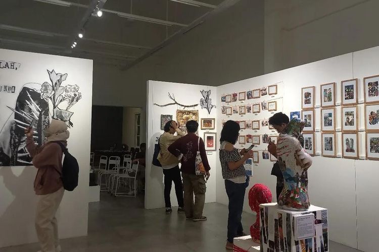 Sejumlah pengunjung sedang melihat pameran seni kolase di Rumah Po Han Kota Lama Semarang, Selasa (30/5/2023).
