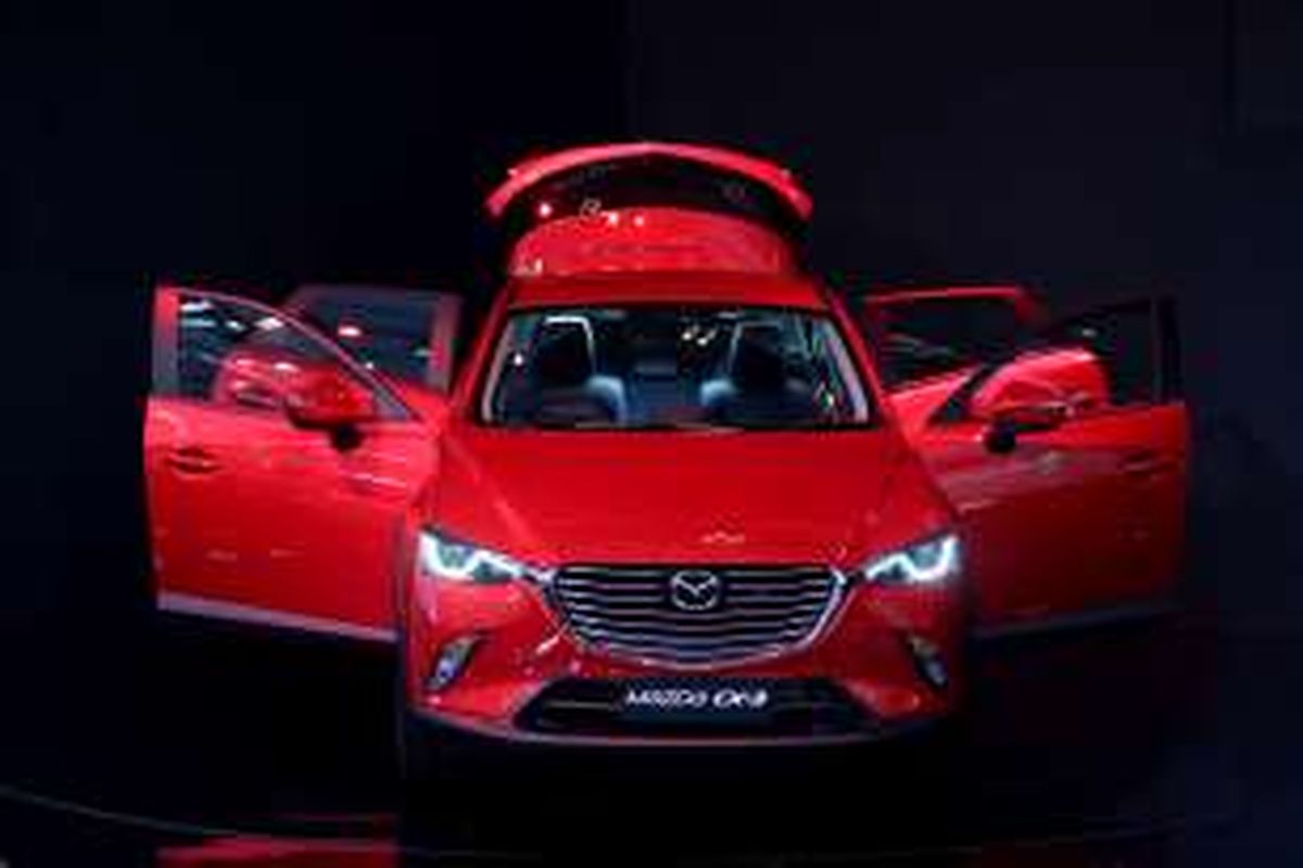 Mazda CX3 dipamerkan saat GAIKINDO Indonesia International Auto Show (GIIAS) 2016 di Indonesia Convention Exhibition (ICE), BSD City, Tangerang, Banten, Kamis (11/8/2016). GIIAS 2016 akan berlangsung hingga 21 Agustus 2016.