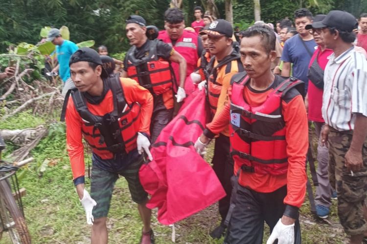 Evakuasi korban tenggelam di irigasi Desa Petanahan Kecamatan Petanahan Kabupaten Kebumen, Jawa Tengah, Rabu (9/11/2022).