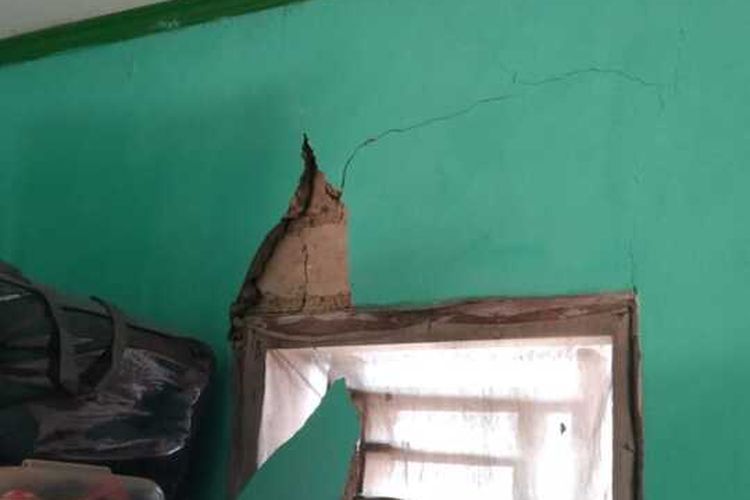 Kondisi sejumlah rumah yang mengalami kerusakan akibat gempa Sukabumi yang berdampak di wilayah Kabupaten Bogor, Jawa Barat, Kamis )14/12/2023).