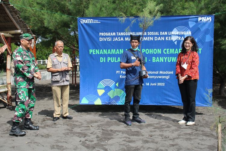 PNM hadirkan Rumah Pintar dan tanam 1.000 pohondi Pulau Santen, Banyuwangi, Jawa Timur. 