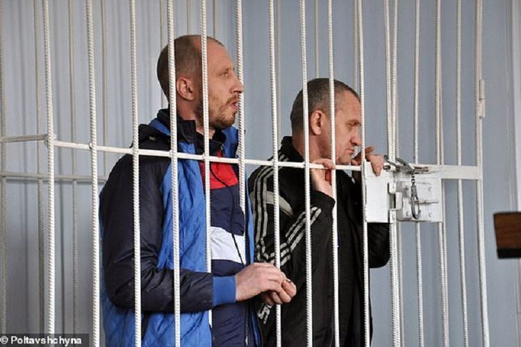 Gennady Andreev (kanan) dan komplotannya, Ruslan Klemenchuk, ketika mendekam di penjara Ukraina. Kedua pencuri itu ditangkap setelah pasangan kekasih ditembak dan dikubur hidup-hidup saat sedang berhubungan seks di mobil pada 2016.