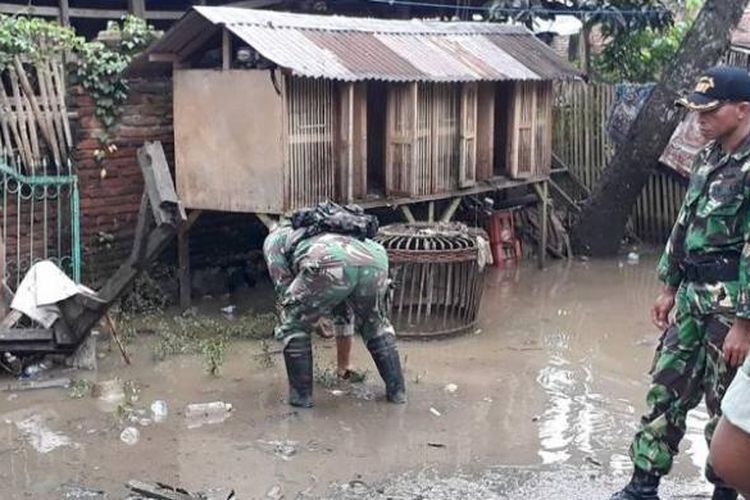 Banjir bandang yang menerjang enam Desa di Kecamatan Woha, Kabupaten Bima, telah surut. Warga yang dibantu TNI dan Polri mulai membersihkan rumah mereka dari sisa-sisa banjir, Rabu (1/2/2017)