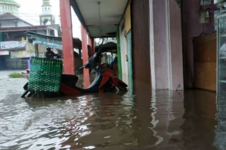 Hujan deras dalam waktu lama menyebabkan banjir di Pasar Pabelan