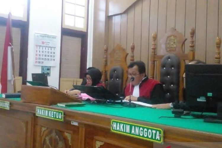 Hakim Ketua Dahlan (tengah) membacakan amar putusan di Pengadilan Negeri Medan, Sumut, Rabu (11/10/2023).