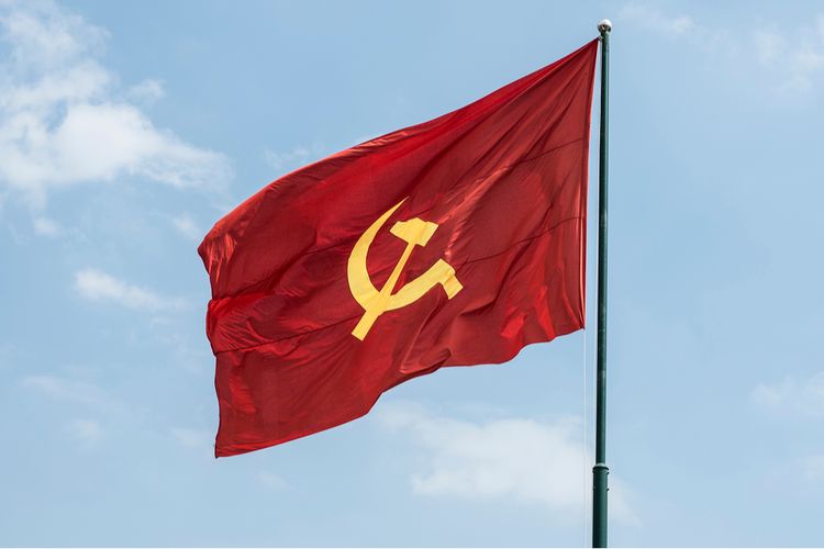 Bendera Partai Komunis dengan lambang palu dan arit.