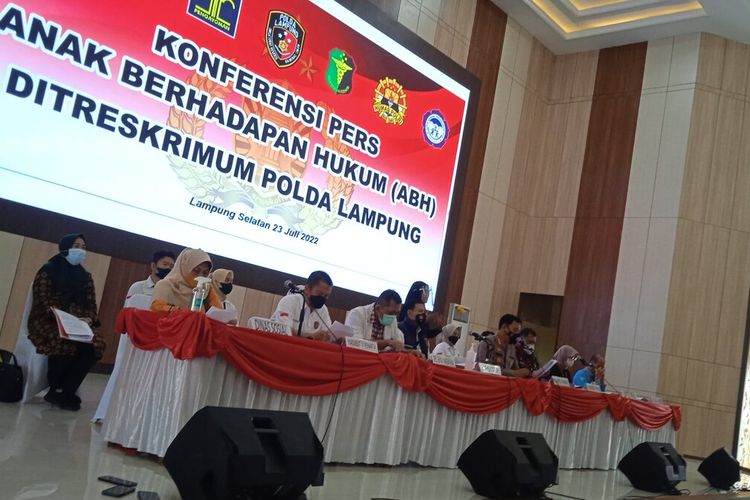 Suasan konferensi pers pengungkapan kasus tewasnya RF (17) napi anak yang diduga akibat dipukuli sesama tahanan, Sabtu (23/7/2022).