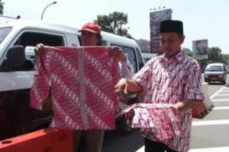 Memperingati Hari Batik Nasional, pengusaha sekaligus pemerhati batik membagikan baju batik secara gratis kepada para sopir dan tukang parkir di ruas jalan utama di Kabupaten Magelang, Jawa Tengah, Rabu (2/10/2013).