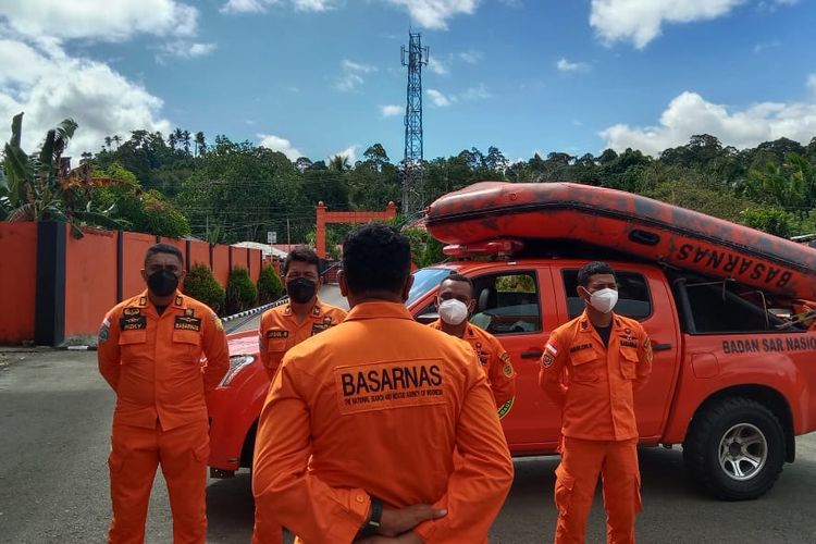 Tim penyelamat dari Basarnas Ambon dikerahkan untuk mencari seorang warga yang hilang saat pergi memanah ikan di.dekat sebuah dermaga di Kecamatan Amahai, Kabupaten Maluku Tengah, Minggu (22/5/2022)