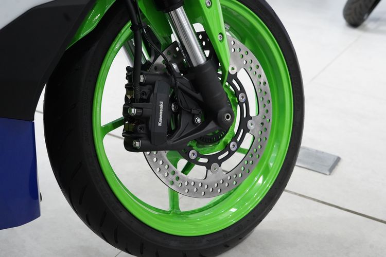 Pelek dan rem cakram Kawasaki Ninja ZX-25RR 40th Anniversary 