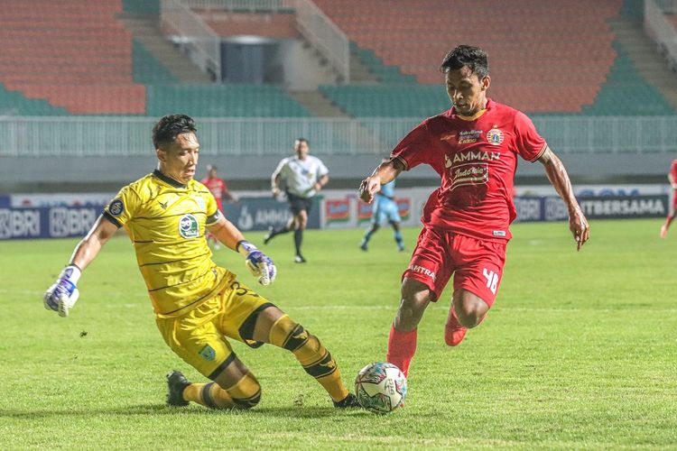 Penyerang Persija Jakarta, Osvaldo Haay, berusaha melewati kiper Persela Lamongan, pada laga lanjutan pekan keempat Liga 1 2021-2022 di Stadion Pakansari Cibinong, Kabupaten Bogor, Jumat (24/9/2021) malam WIB.