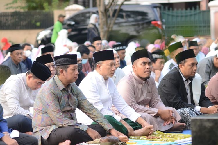 Menteri Perdagangan (Mendag) sekaligus Ketua Umum (Ketum) Partai Amanat Nasional (PAN) Zulkifli Hasan menjalani ibadah salat Idul Adha di Masjid Al-Husna, Komplek Cipinang Indah, Jakarta Timur, Kamis (29/6/2023). 