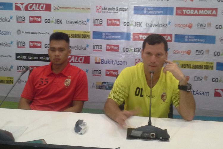 Pelatih kepala Sriwijaya FC, Osvaldo Lessa (kanan).