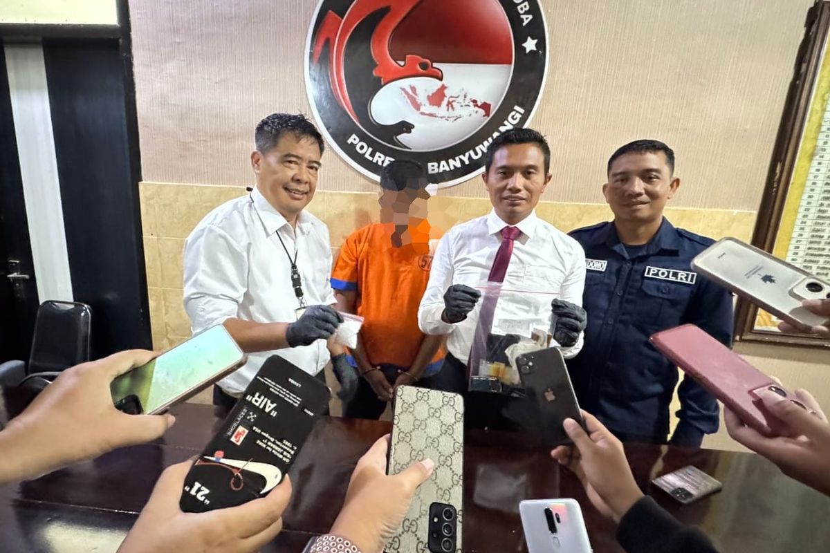 Polisi merilis perangkat desa yang nyambi jadi pengedar narkoba di Banyuwangi, Selasa (22/4/2025) 