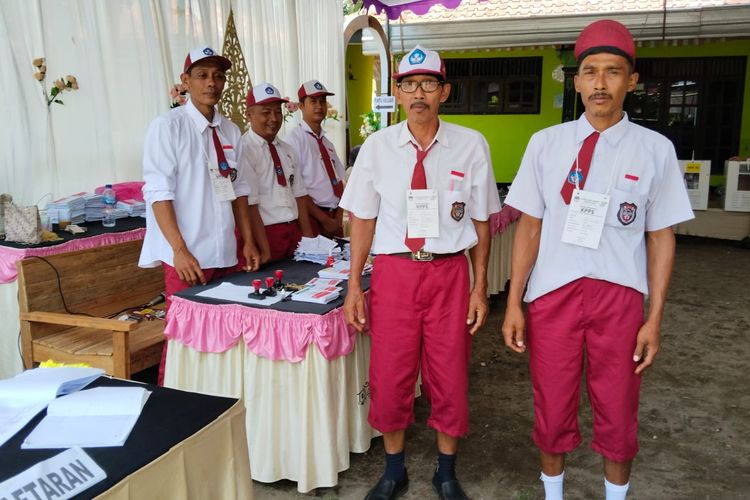 Para petugas kelompok penyelenggara pemungutan suara (KPPS) di TPS 06 Desa Karanggadung, semuanya memakai seragam sekolah dasar (SD). Mereka memakai seragam lengkap, atasan putih dan bawahan merah. Mereka juga memakai topi, dasi dan sepatu layaknya siswa sekolah SD.