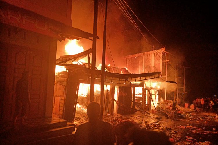 Suasana kebakaran yang menghanguskan 4 rumah di Kampung Pondok Baru, Kecamatan Bandar, Kabupaten Bener Meriah, Aceh, Sabtu (23/4/2022) pagi.