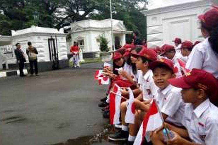 Sejumlah pelajar di Kota Bogor bersiap menyambut kedatangan Perdana Menteri Jepang Shinzo Abe di Istana Bogor, Minggu (15/01/2017).
