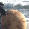 Bola Besi Besar Misterius Terdampar di Pantai Jepang